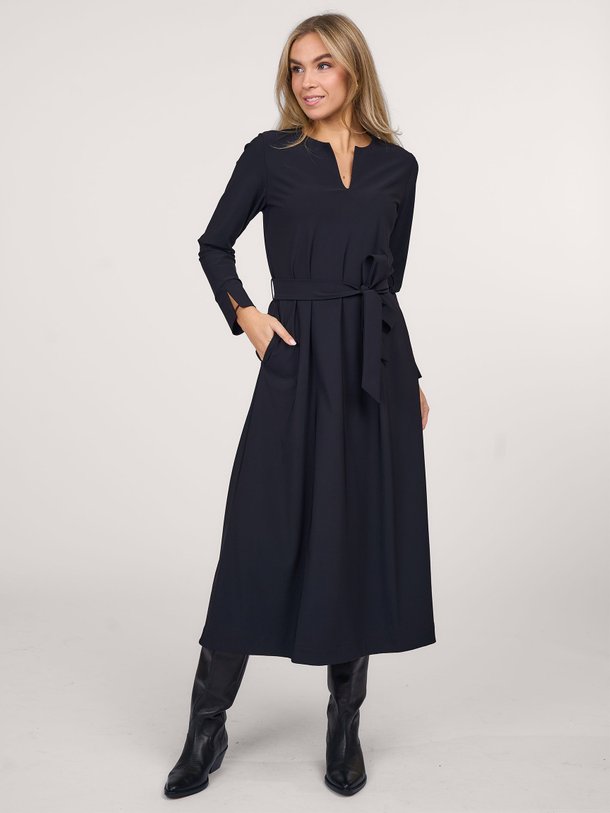 Ontdek de Siri heavy travel jersey maxi jurk van Studio Anneloes in de kleur zwart bij Orangebag. Op werkdagen voor 21:45 besteld, morgen in huis.