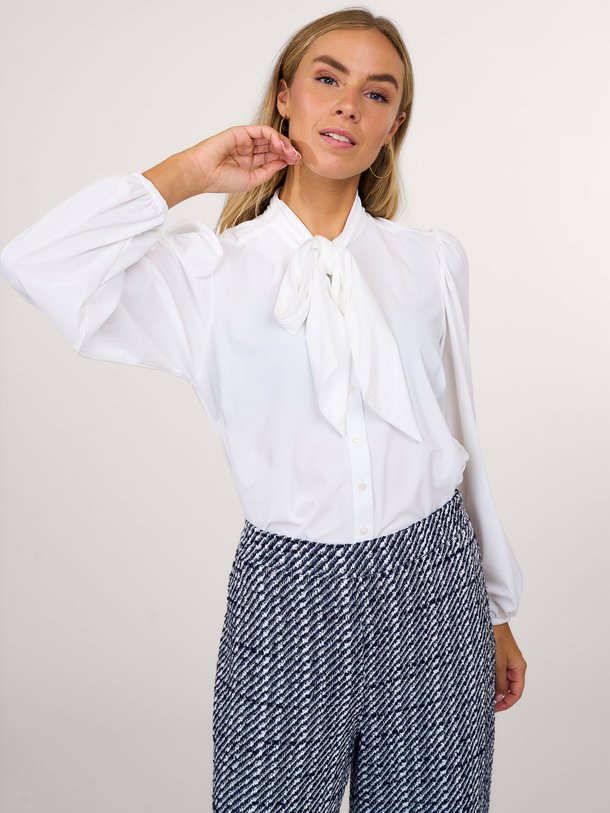 Ontdek de Poppy light travel jersey blouse van Studio Anneloes in de kleur wit bij Orangebag. Op werkdagen voor 21:45 besteld, morgen in huis.