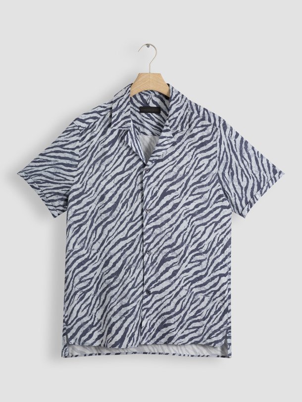 Ontdek de Bijan viscose overhemd met print van Drykorn in de kleur donkerblauw bij Orangebag. Op werkdagen voor 21:45 besteld, morgen in huis.