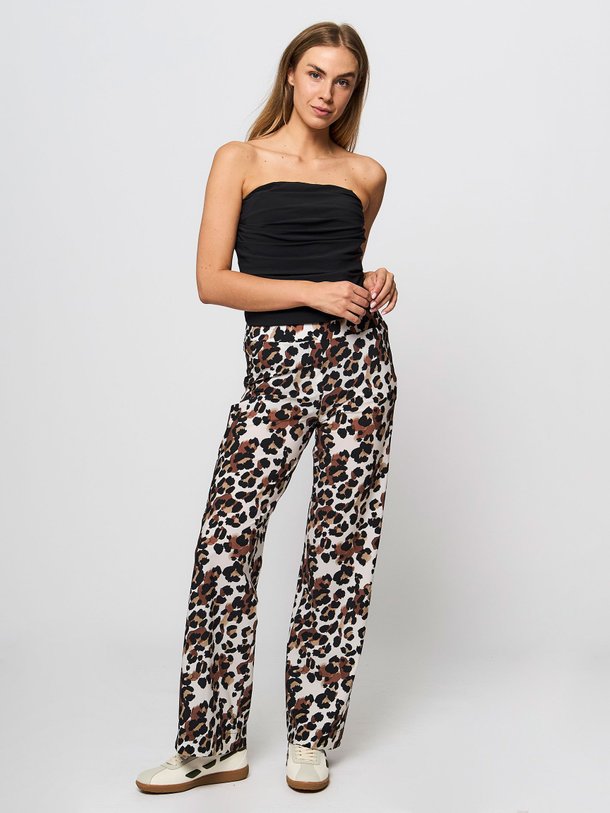 Ontdek de Marinda medium travel jersey broek met print van Studio Anneloes in de kleur bruin bij Orangebag. Op werkdagen voor 21:45 besteld, morgen in huis.