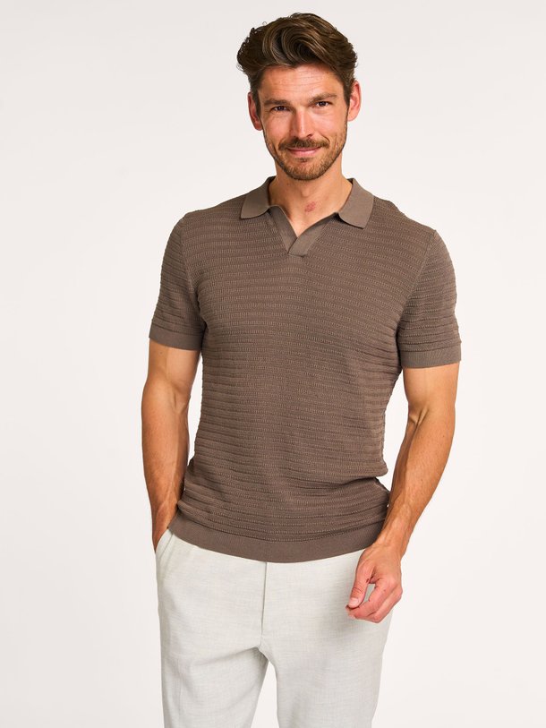 Ontdek de Braian katoenen polo met structuur van Drykorn in de kleur army bij Orangebag. Op werkdagen voor 21:45 besteld, morgen in huis.