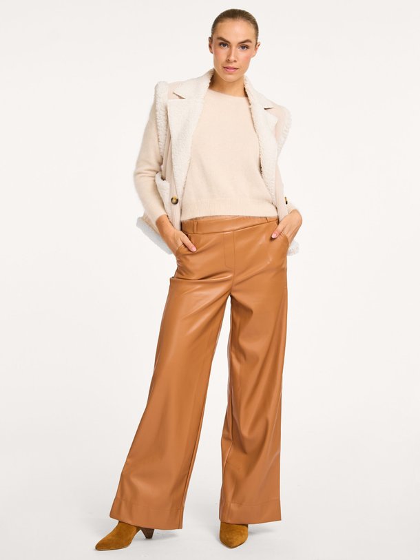 Ontdek de Josie geweven leatherlook broek van Studio Anneloes in de kleur cognac bij Orangebag. Op werkdagen voor 21:45 besteld, morgen in huis.