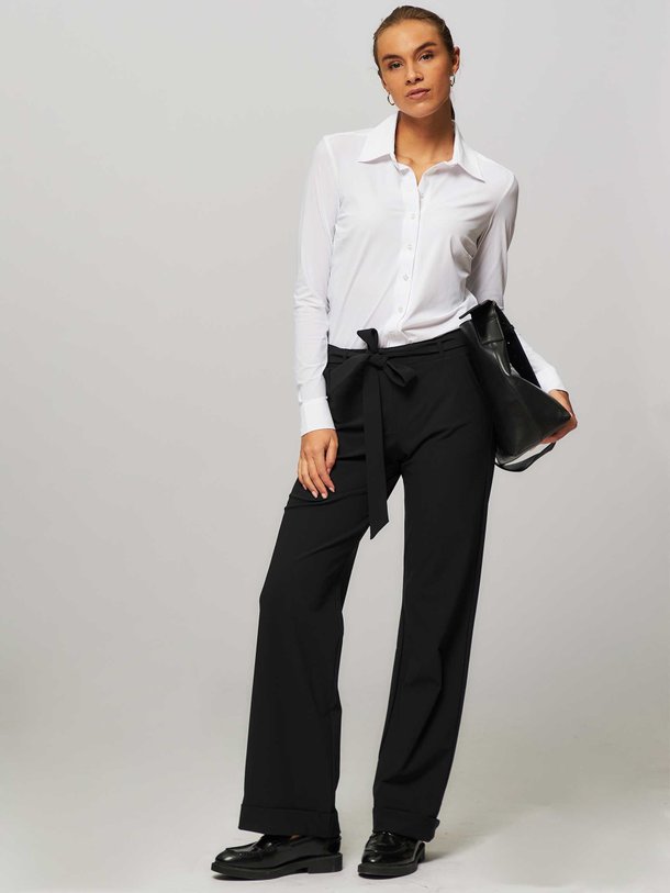 Ontdek de Marilyn heavy travel wide leg broek van Studio Anneloes in de kleur zwart bij Orangebag. Op werkdagen voor 21:45 besteld, morgen in huis.