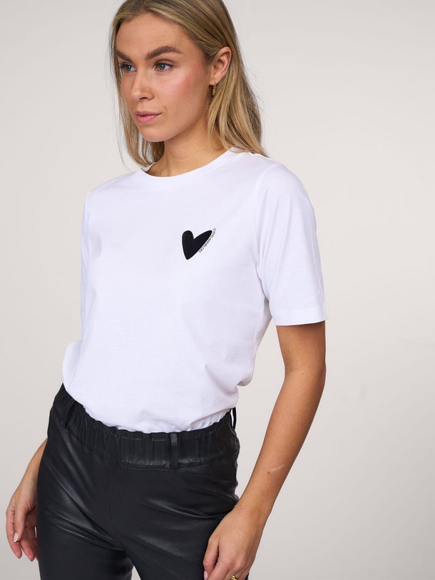 Ontdek de Klaasje katoenen T-shirt van Studio Anneloes in de kleur wit bij Orangebag. Op werkdagen voor 21:45 besteld, morgen in huis.