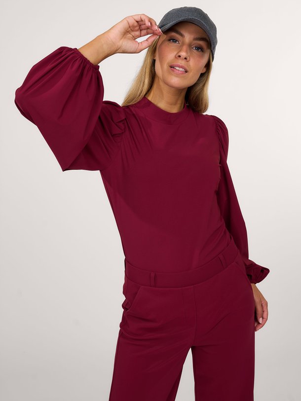 Ontdek de Beau medium travel jersey top van Studio Anneloes in de kleur bordeauxrood bij Orangebag. Op werkdagen voor 21:45 besteld, morgen in huis.