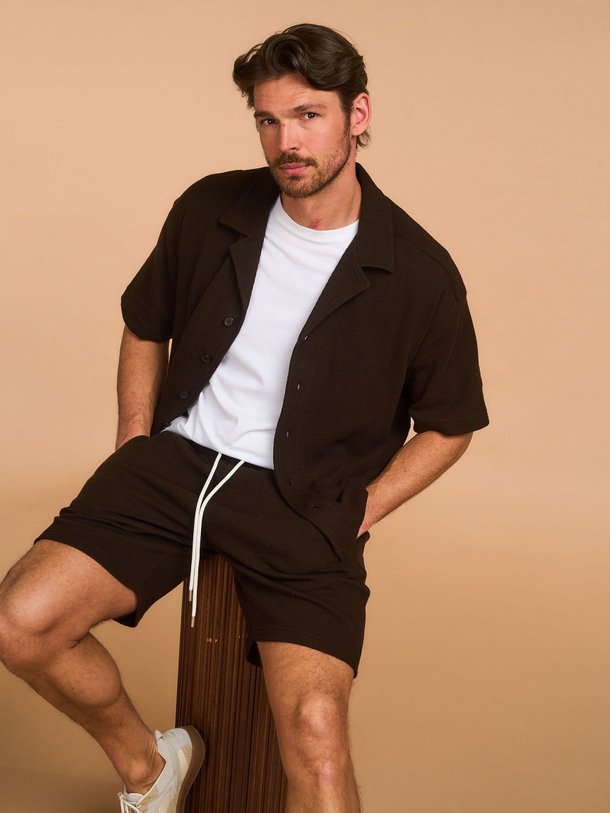 Ontdek de Basiil katoenen overhemd van Drykorn in de kleur Bruin bij Orangebag. Op werkdagen voor 21:45 besteld, morgen in huis.