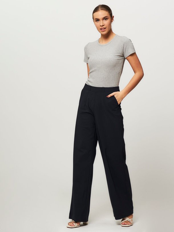 Ontdek de Solange heavy travel wide leg broek van Studio Anneloes in de kleur donkerblauw bij Orangebag. Op werkdagen voor 21:45 besteld, morgen in huis.