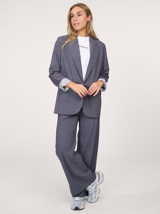 Ontdek de Jeni heavy travel jersey gemêleerde blazer van Studio Anneloes in de kleur grijs bij Orangebag. Op werkdagen voor 21:45 besteld, morgen in huis.