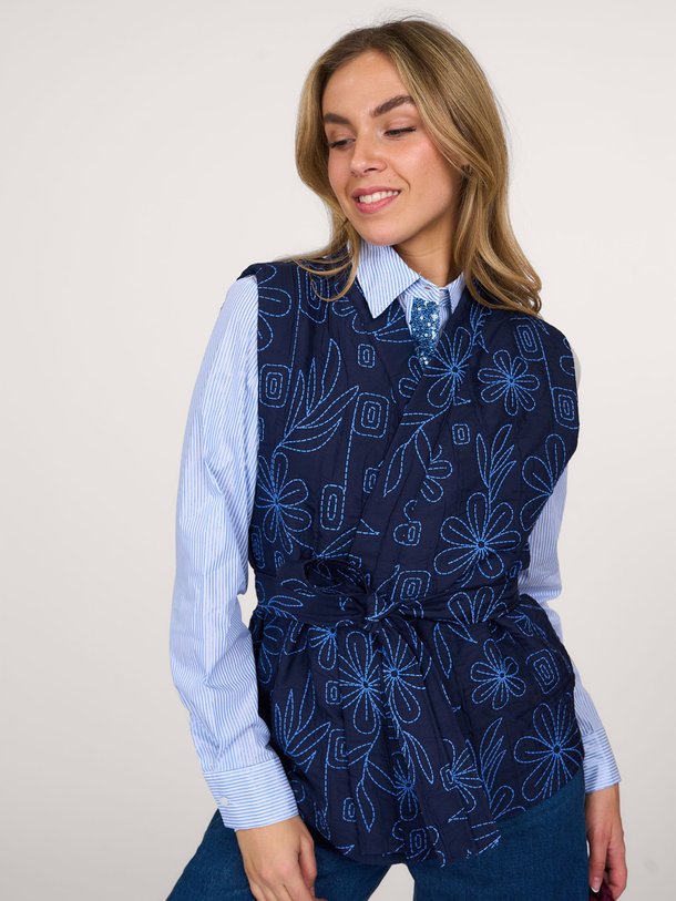 Ontdek de Lumi katoenmix gilet met dessin van Studio Anneloes in de kleur donkerblauw bij Orangebag. Op werkdagen voor 21:45 besteld, morgen in huis.