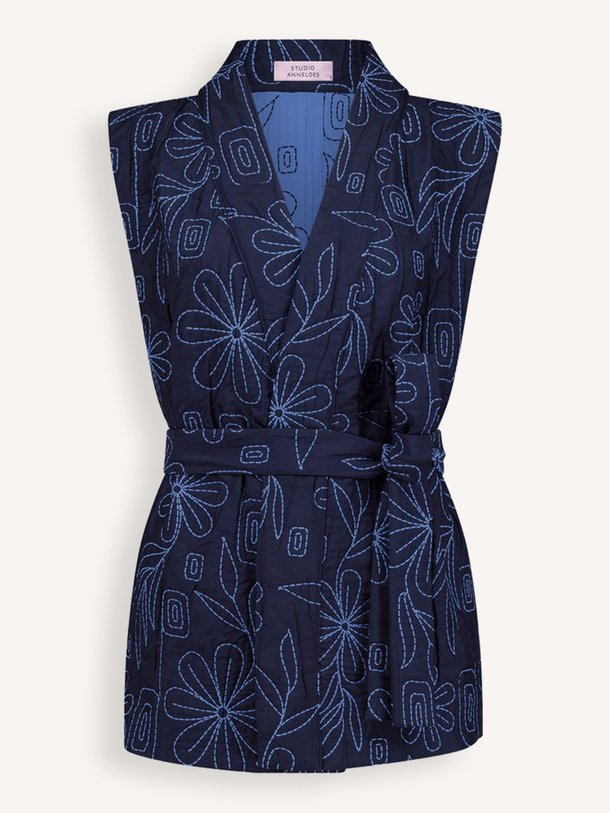 Ontdek de Lumi katoenmix gilet met dessin van Studio Anneloes in de kleur donkerblauw bij Orangebag. Op werkdagen voor 21:45 besteld, morgen in huis.