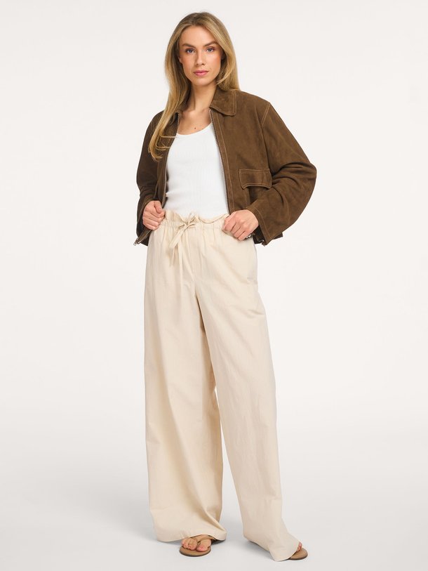 Ontdek de Dwindle, katoenen wide leg paperbag broek van Drykorn bij Orangebag. Op werkdagen voor 21:45 besteld, morgen in huis.