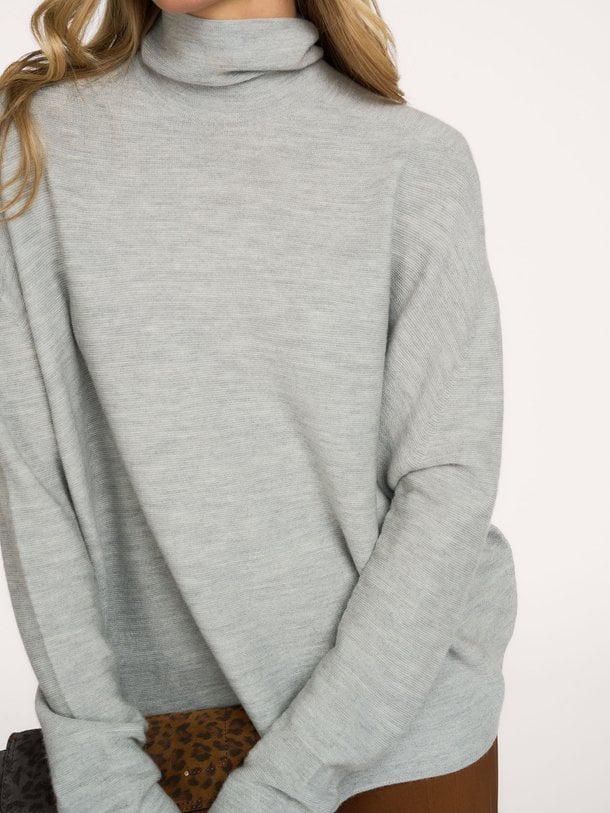 Ontdek de Liora wollen gemêleerde coltrui van Drykorn in de kleur grijs bij Orangebag. Op werkdagen voor 21:45 besteld, morgen in huis.