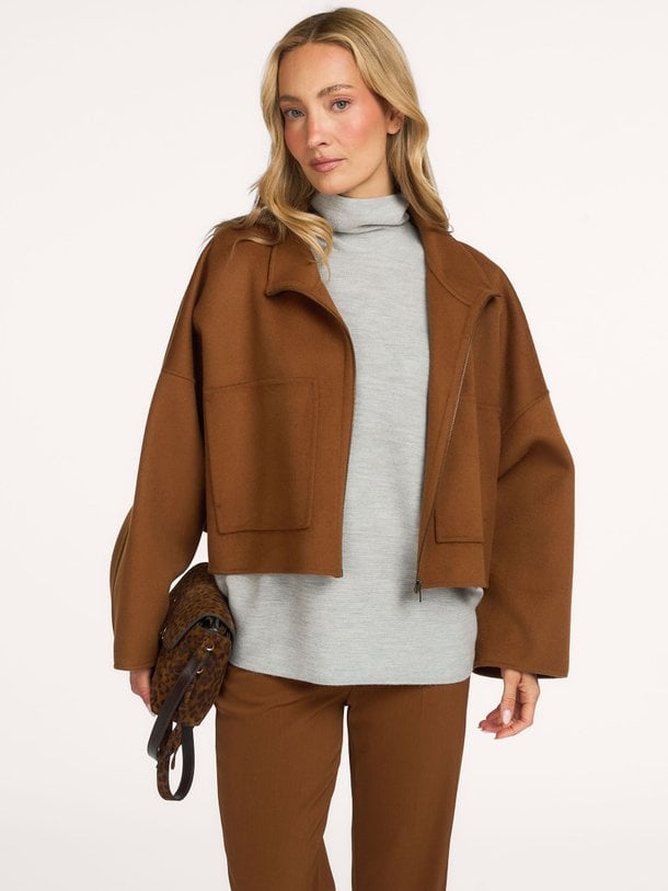 Ontdek de Liora wollen gemêleerde coltrui van Drykorn in de kleur grijs bij Orangebag. Op werkdagen voor 21:45 besteld, morgen in huis.