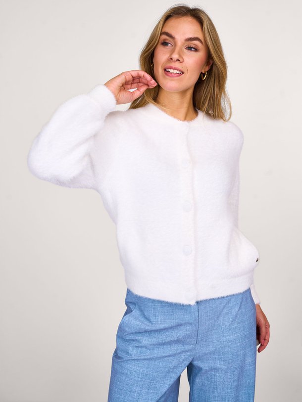 Ontdek de Benja gebreid super soft vest van Studio Anneloes in de kleur off-white bij Orangebag. Op werkdagen voor 21:45 besteld, morgen in huis.