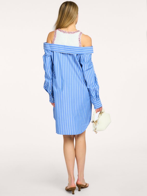 Ontdek de JORI blousejurk van Essentiel Antwerp bij Orangebag. Een speelse blauw-wit gestreepte jurk met unieke off-shoulder details voor een frisse look.