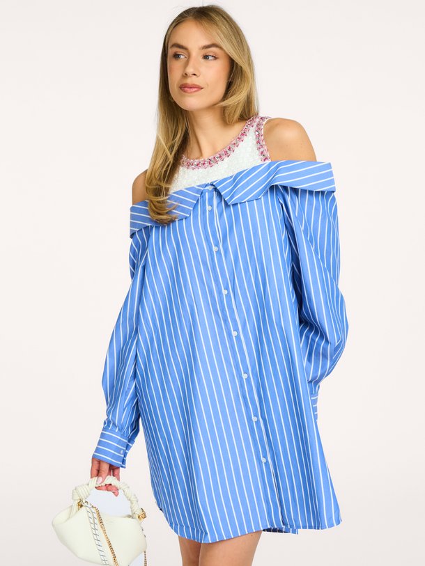 Ontdek de JORI blousejurk van Essentiel Antwerp bij Orangebag. Een speelse blauw-wit gestreepte jurk met unieke off-shoulder details voor een frisse look.