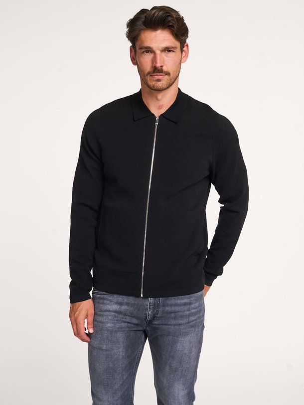 Ontdek de Rayoon katoenmix vest van Drykorn in de kleur zwart bij Orangebag. Op werkdagen voor 21:45 besteld, morgen in huis.