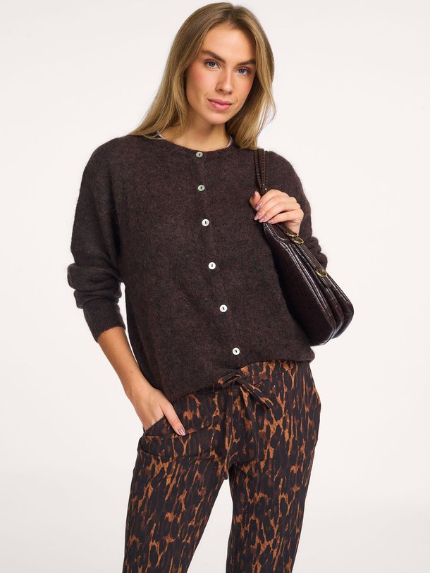 Ontdek de Bibi mohairmix vest van Studio Anneloes in de kleur donkerbruin bij Orangebag. Op werkdagen voor 21:45 besteld, morgen in huis.