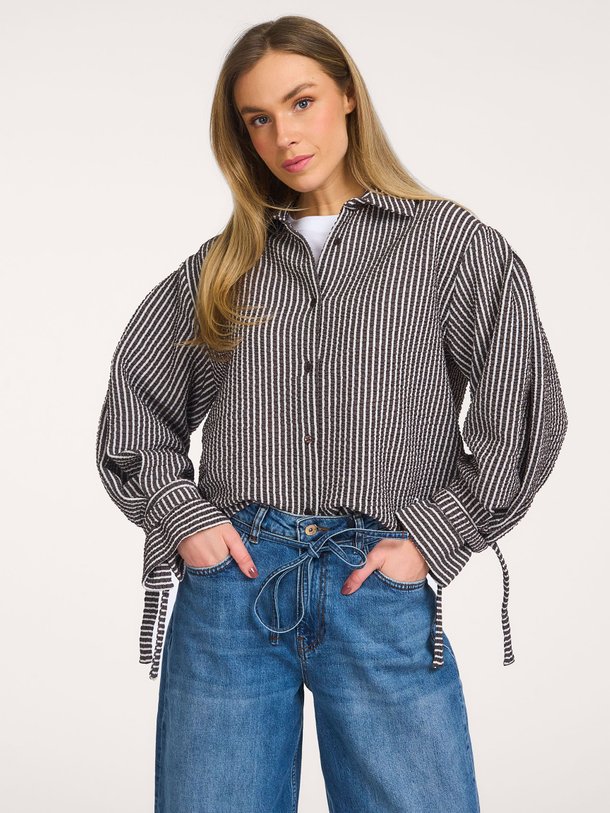 Ontdek de Ivara geweven gestreepte blouse van Studio Anneloes in de kleur Donkerbruin bij Orangebag. Op werkdagen voor 21:45 besteld, morgen in huis.