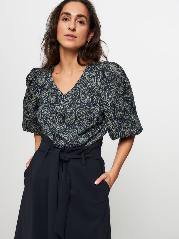 Ontdek de Jeanne jersey top met dessin van Studio Anneloes in de kleur donkerblauw bij Orangebag. Op werkdagen voor 21:45 besteld, morgen in huis.