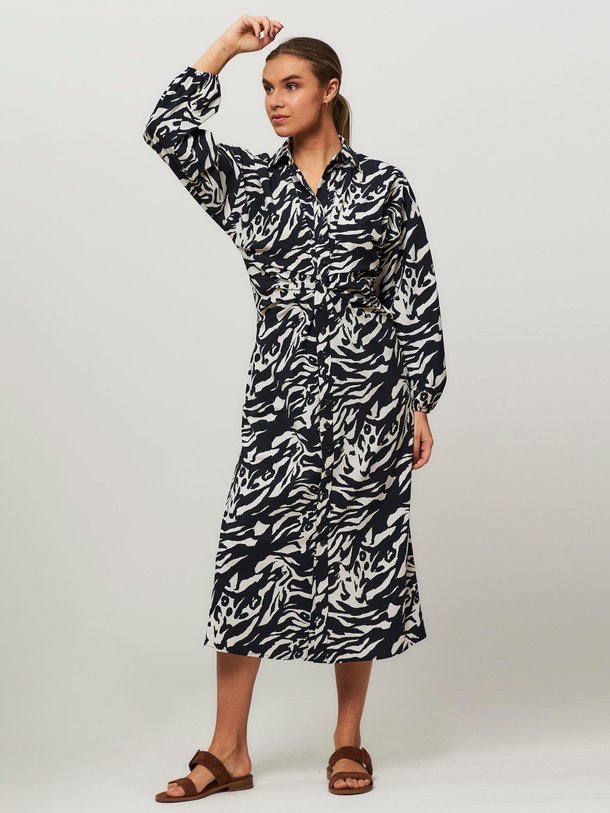 Ontdek de Evoni medium travel doorknoopjurk met print van Studio Anneloes in de kleur donkerblauw bij Orangebag. Op werkdagen voor 21:45 besteld, morgen in huis.