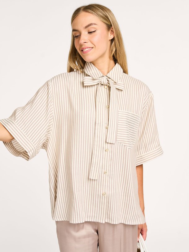 Ontdek de Carmen viscose/linnenmix blouse van Studio Anneloes in de kleur off-white bij Orangebag. Op werkdagen voor 21:45 besteld, morgen in huis.