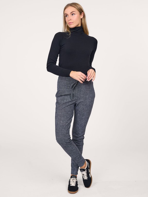 Ontdek de Downstairs bonded travel jersey tweed broek van Studio Anneloes in de kleur zwart bij Orangebag. Op werkdagen voor 21:45 besteld, morgen in huis.