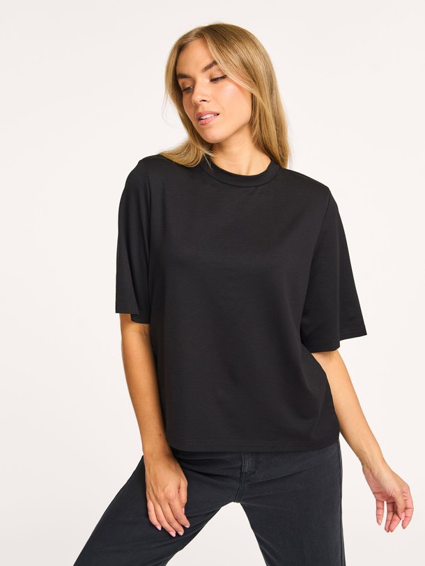 Ontdek de Tadura lyocellmix T-shirt van Drykorn in de kleur zwart bij Orangebag. Op werkdagen voor 21:45 besteld, morgen in huis.