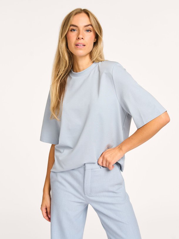 Ontdek de Tadura lyocellmix T-shirt van Drykorn in de kleur lichtblauw bij Orangebag. Op werkdagen voor 21:45 besteld, morgen in huis.