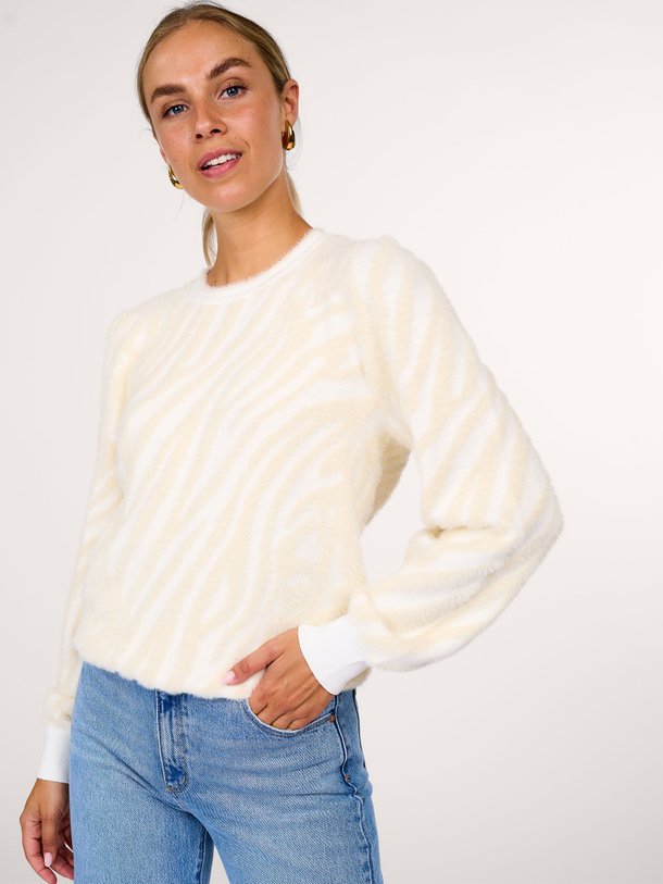 Ontdek de June viscosemix trui met dessin van Studio Anneloes in de kleur ecru bij Orangebag. Op werkdagen voor 21:45 besteld, morgen in huis.