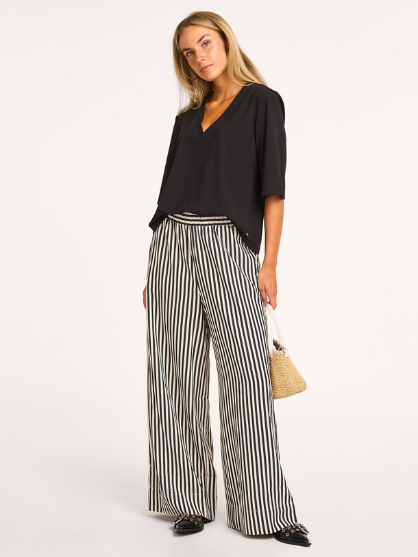 Ontdek de Grace viscosemix palazzo van Studio Anneloes in de kleur zwart bij Orangebag. Op werkdagen voor 21:45 besteld, morgen in huis.