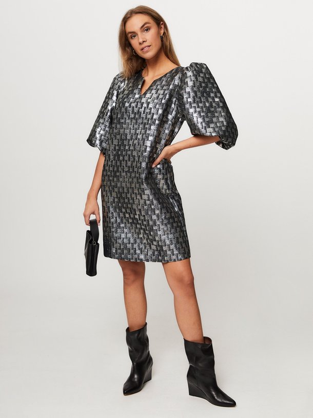 Ontdek de Melodie geweven jurk met dessin en lurex van Studio Anneloes in de kleur zilverkleur bij Orangebag. Op werkdagen voor 21:45 besteld, morgen in huis.