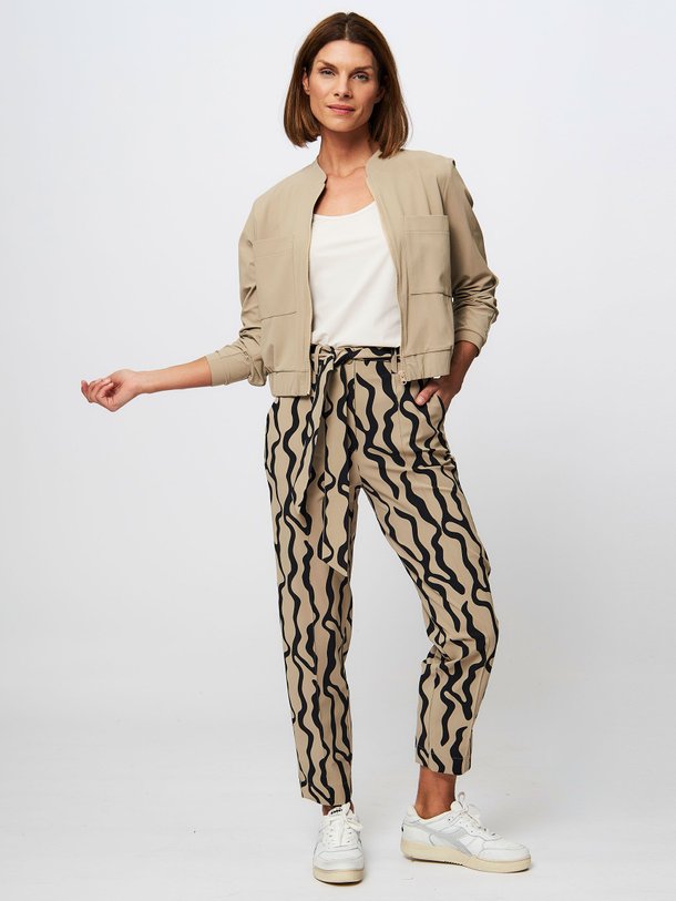 Ontdek de May medium travel jersey broek met print van Studio Anneloes in de kleur zand bij Orangebag. Op werkdagen voor 21:45 besteld, morgen in huis.