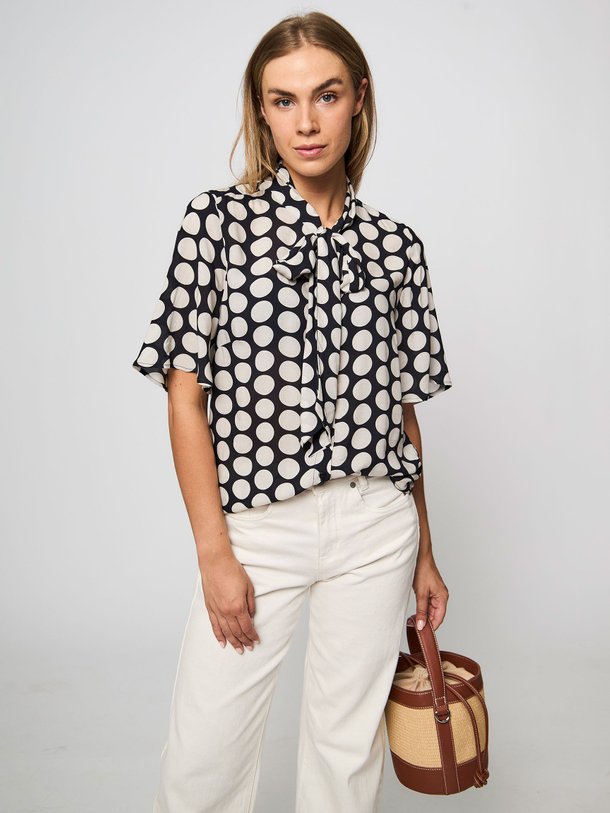Ontdek de Jean viscose blouse met print van Studio Anneloes in de kleur zwart bij Orangebag. Op werkdagen voor 21:45 besteld, morgen in huis.