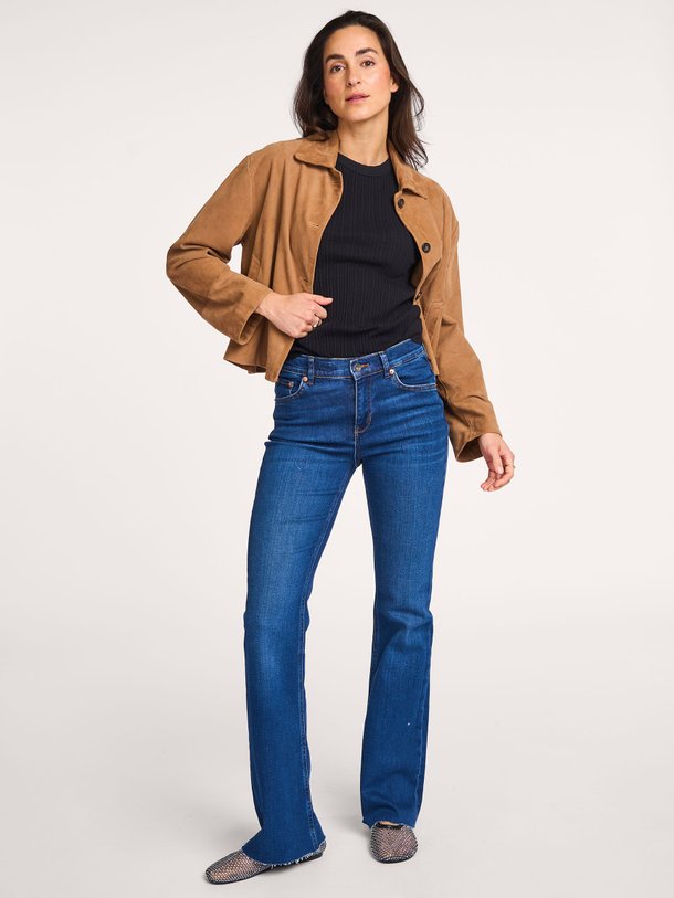 Ontdek de Far high waist straight fit jeans van Drykorn in de kleur donkerblauw bij Orangebag. Op werkdagen voor 21:45 besteld, morgen in huis.