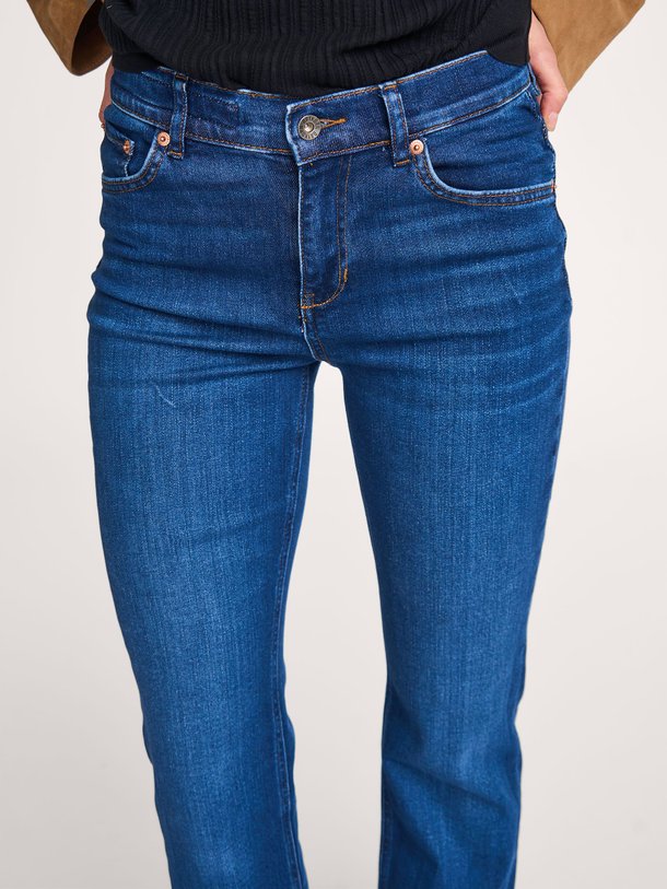 Ontdek de Far high waist straight fit jeans van Drykorn in de kleur donkerblauw bij Orangebag. Op werkdagen voor 21:45 besteld, morgen in huis.