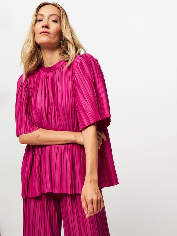 Ontdek de Alma geweven plissé top van Studio Anneloes in de kleur fuchsia bij Orangebag. Op werkdagen voor 21:45 besteld, morgen in huis.