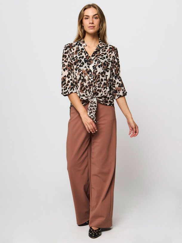 Ontdek de Bobby geweven blouse met print van Studio Anneloes in de kleur bruin bij Orangebag. Op werkdagen voor 21:45 besteld, morgen in huis.