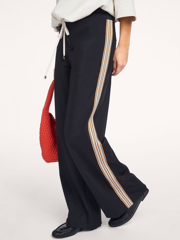 Ontdek de Iggy, bonded travel jersey broek met bies van Studio Anneloes bij Orangebag. Op werkdagen voor 21:45 besteld, morgen in huis.