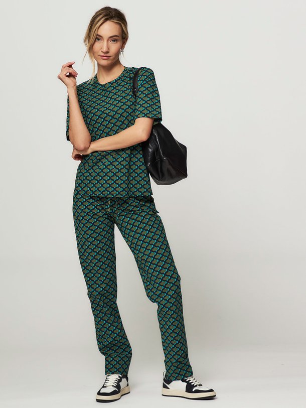 Ontdek de Annalot travel jersey broek met print van Studio Anneloes in de kleur army bij Orangebag. Op werkdagen voor 21:45 besteld, morgen in huis.