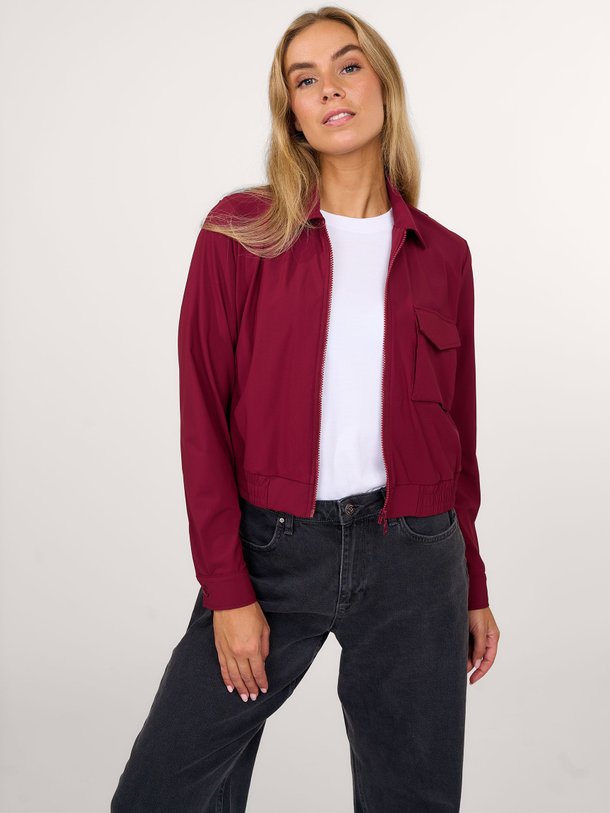 Ontdek de Mabel heavy travel jersey bomberjack van Studio Anneloes in de kleur donkerrood bij Orangebag. Op werkdagen voor 21:45 besteld, morgen in huis.