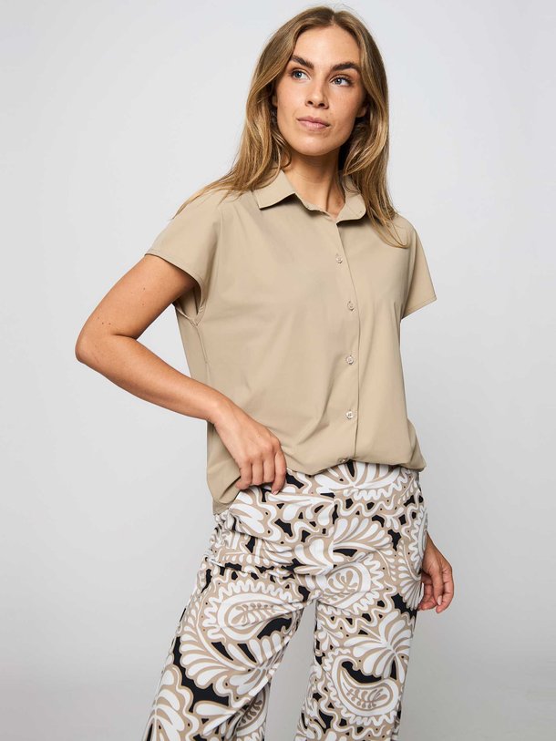 Ontdek de Barb heavy travel jersey blouse van Studio Anneloes in de kleur zand bij Orangebag. Op werkdagen voor 21:45 besteld, morgen in huis.