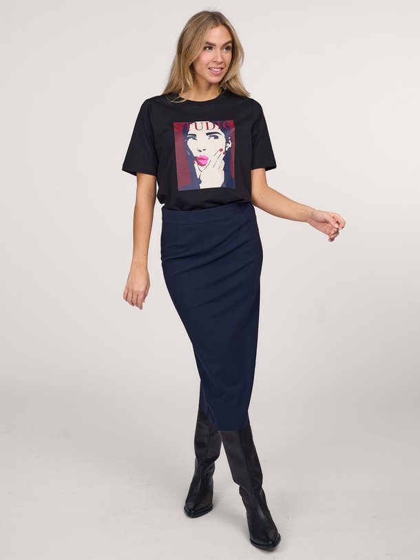 Ontdek de Amelina bonded travel jersey reversible rok van Studio Anneloes in de kleur donkerblauw bij Orangebag. Op werkdagen voor 21:45 besteld, morgen in huis.