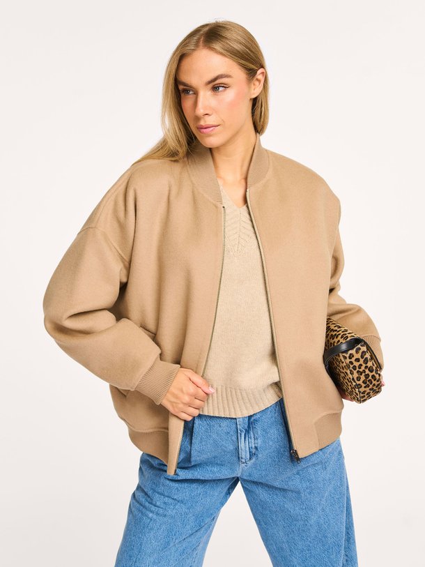 Ontdek de Janwyn wolmix bomberjack van Drykorn in de kleur camel bij Orangebag. Op werkdagen voor 21:45 besteld, morgen in huis.