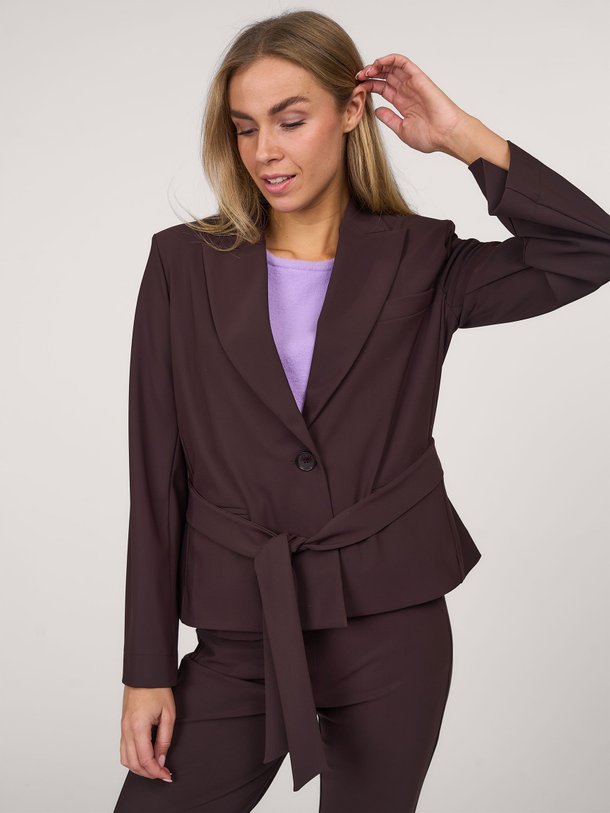 Ontdek de Lette bonded travel jersey blazer van Studio Anneloes in de kleur bruin bij Orangebag. Op werkdagen voor 21:45 besteld, morgen in huis.