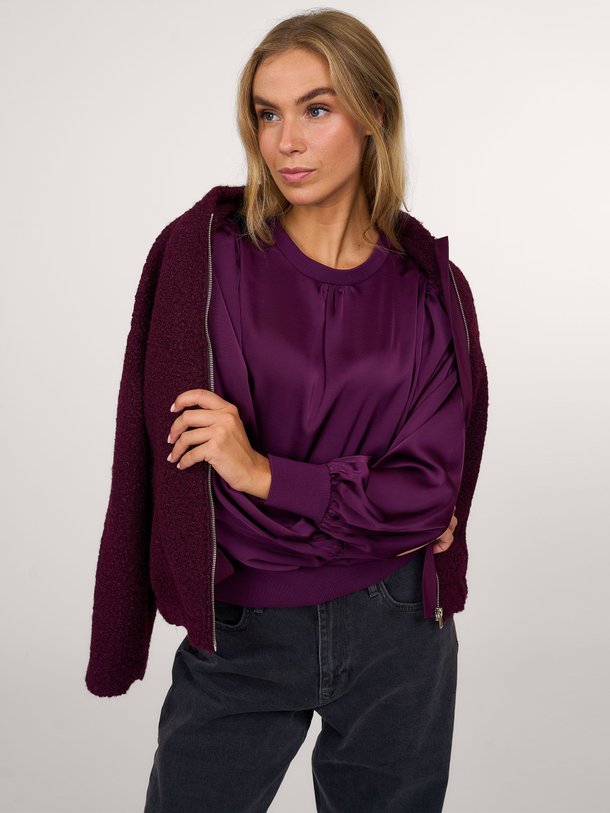 Ontdek de Pippa geweven glanzende top van Studio Anneloes in de kleur bordeauxrood bij Orangebag. Op werkdagen voor 21:45 besteld, morgen in huis.