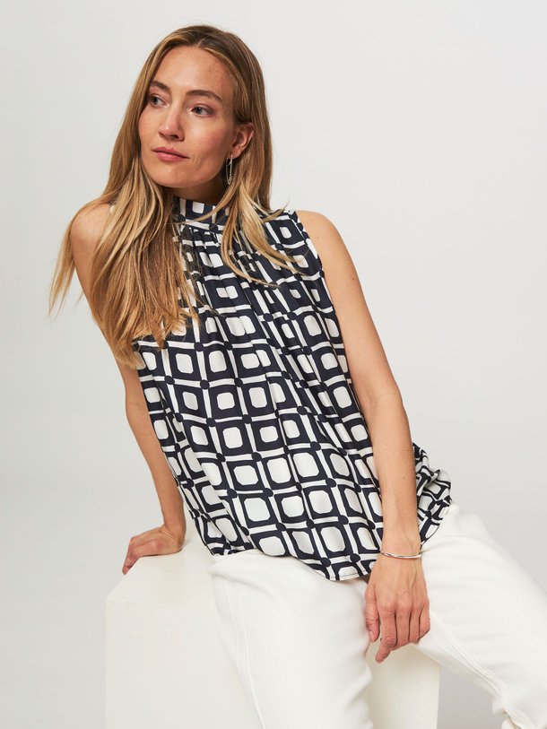 Ontdek de Iza viscose top met print van Studio Anneloes in de kleur donkerblauw bij Orangebag. Op werkdagen voor 21:45 besteld, morgen in huis.