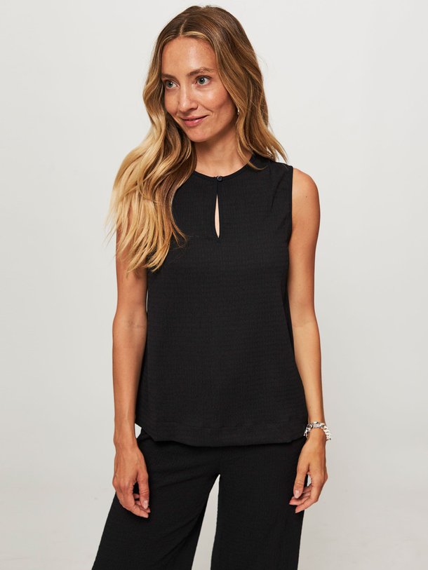 Ontdek de Simone geweven top met structuur van Studio Anneloes in de kleur zwart bij Orangebag. Op werkdagen voor 21:45 besteld, morgen in huis.