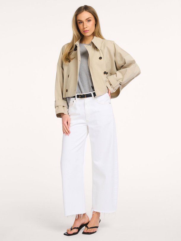 Ontdek de Helsby katoenmix trenchcoat van Drykorn in de kleur Beige bij Orangebag. Op werkdagen voor 21:45 besteld, morgen in huis.