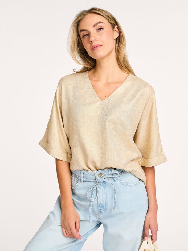 Ontdek de Madison viscosemix top van Studio Anneloes in de kleur goudkleur bij Orangebag. Op werkdagen voor 21:45 besteld, morgen in huis.